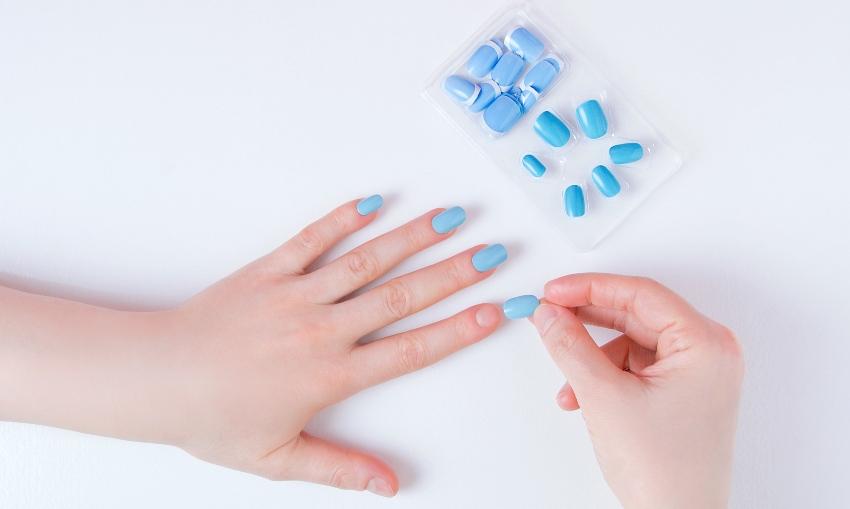 Klebengel Guide: Kunstngel richtig aufkleben & entfernen  Nails & Beauty  Factory