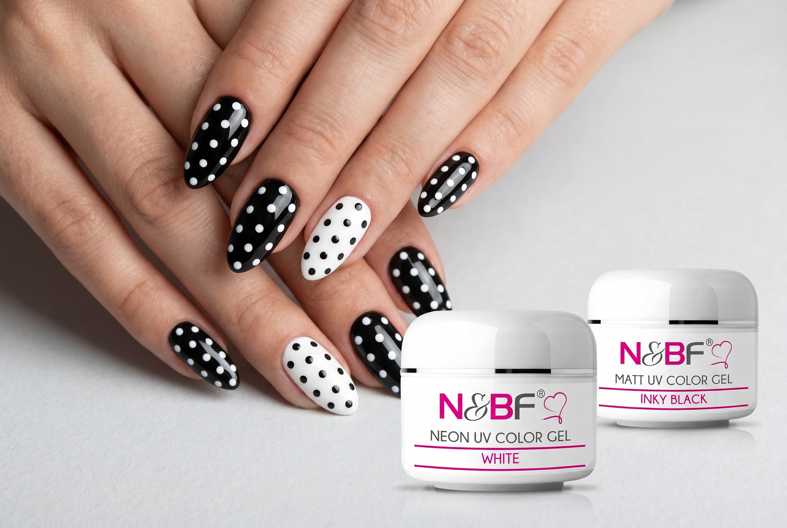 Polka Dots Nägel mit bunten Punkten