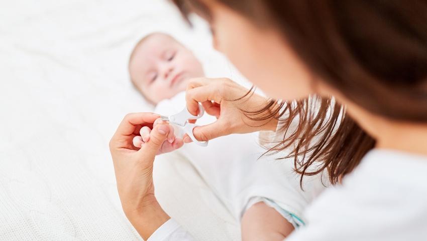 Ab wann Nägel schneiden bei Babys?