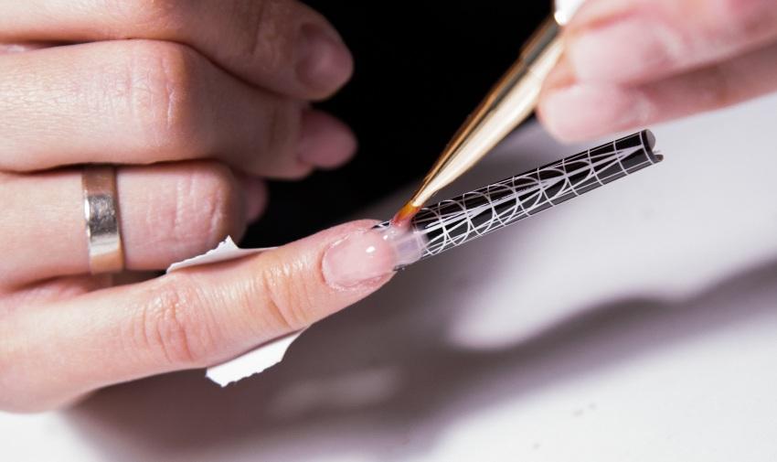 Die Nagelmodellage mit Schablonen