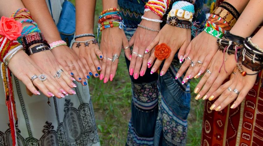 Flower-Power-Frauen-zeigen-Fingernaegel
