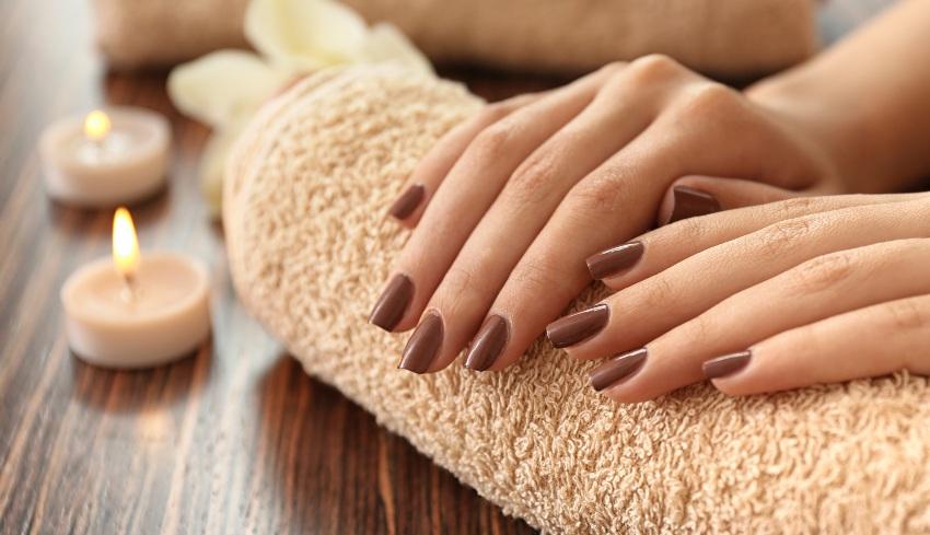 Nageldesign in Braun