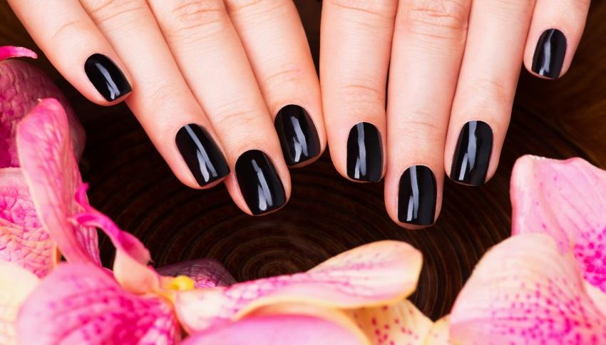 Nageldesign in Schwarz