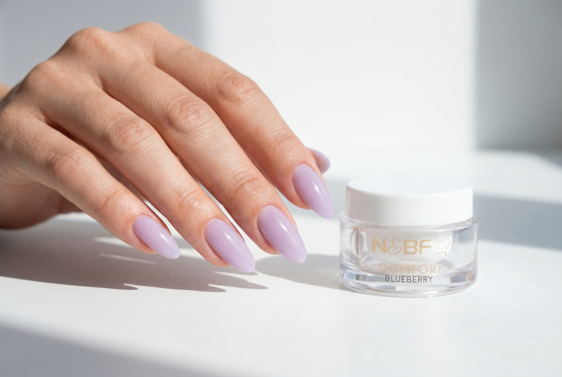 Blueberry Milk Naegel im zarten Milchglas-Look
