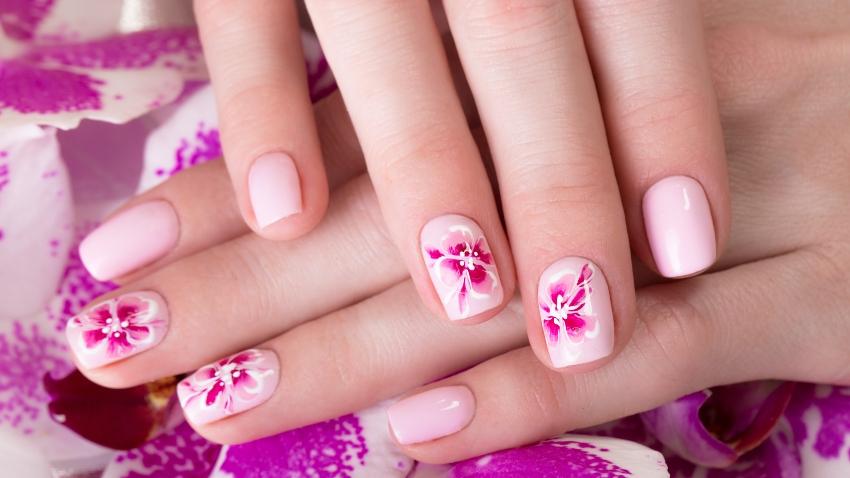 Nageldesign mit Blumen