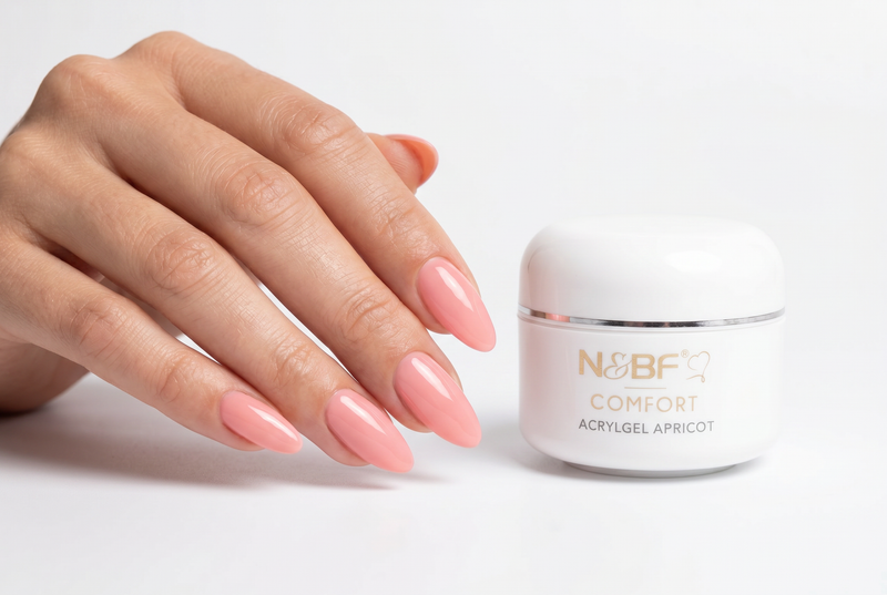 Dip Powder Naegel mit Tauchpulver in cremiger Farbe