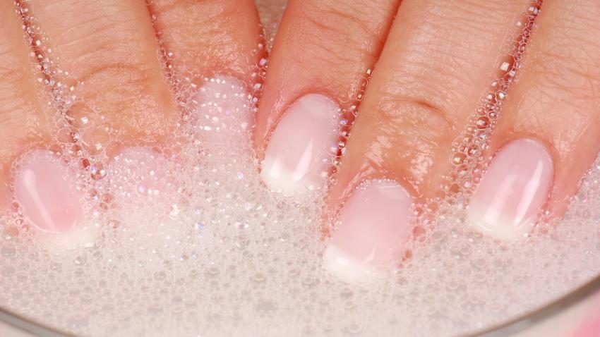 Fingernägel reinigen