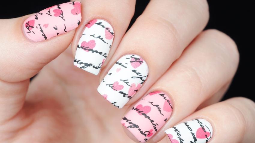 Gelnägel mit Schrift