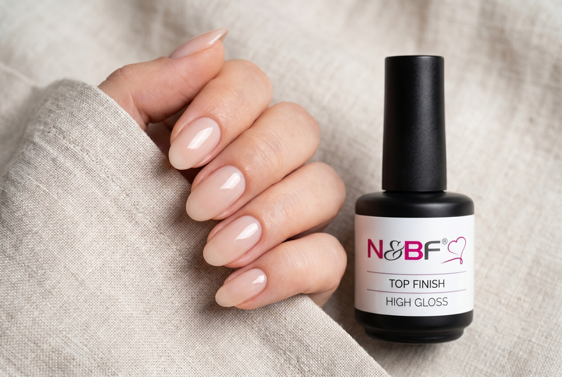 Glaenzende Naegel im Lipgloss-Look in nudefarbenem High-Gloss-Finish