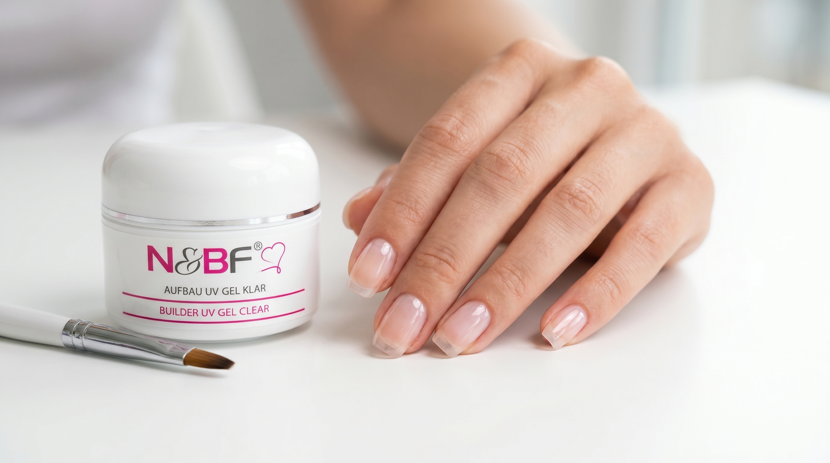 Modellierte Gelnägel mit dem N&BF Aufbau UV Gel Klar und Gelpinsel