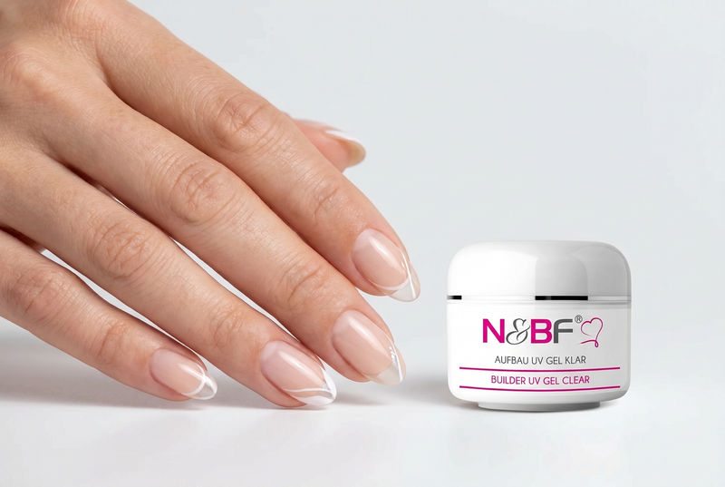 Negative Space Nägel im minimalistischen Look