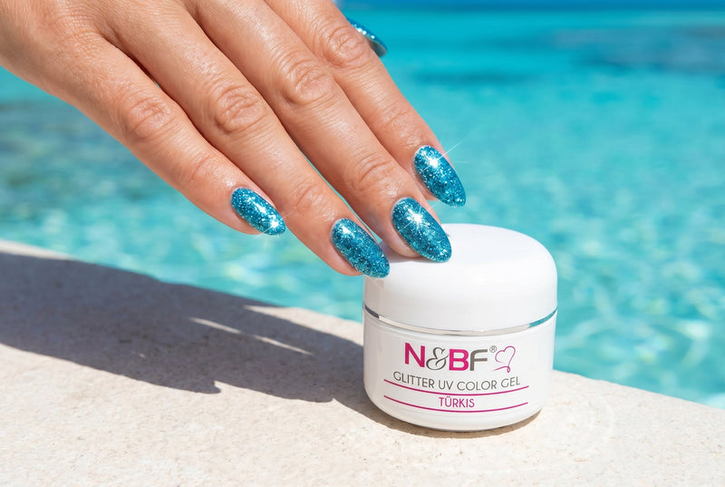 Nageldesign in Tuerkis als frische Sommerfarbe