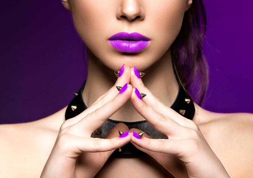 Junge-Frau-Gothic-Style-Fingernaegel-Violett