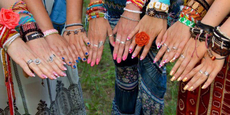 Flower-Power-Frauen-zeigen-Fingernaegel